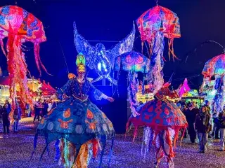 Kunstaktion mit bunten Kostümen auf dem Winter-Tollwood