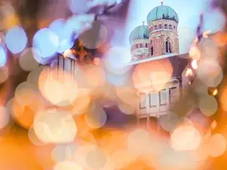 München im Advent, die Frauenkirche mit Weihnachtslichtern davor