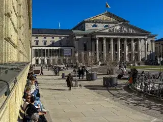 Max-Joseph-Platz im Frühling 2026