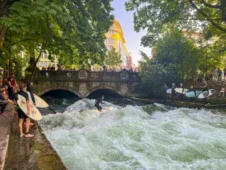 Eisbachwelle in München