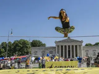 Slacklinerin auf dem Königsplatz