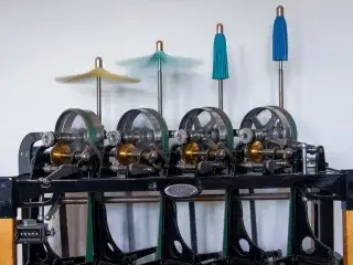 Die “Spinning Jenny” (2020) ist eine Transmissionsriemen-Maschine. Der Bau wurde inspiriert durch Spinnerei- und Nähmaschinen sowie mechanische Webstühle