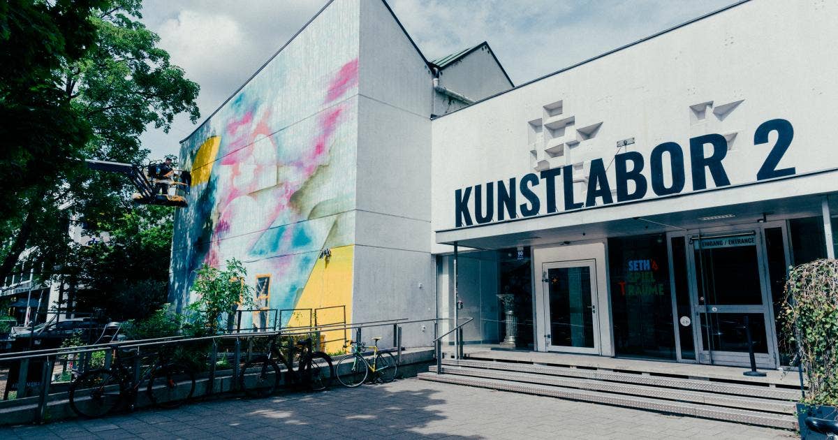 Einweihung der neu gestalteten Fassade am KUNSTLABOR 2