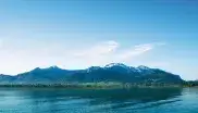 Blick über den Chiemsee auf die Kampenwand