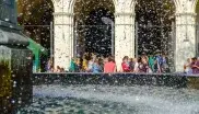 Studenten rund um den Brunnen vor der Ludwig-Maximilians-Universität