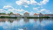 Nymphenburger Schloss an einem Sommertag mit Schwan