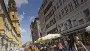 Theatinerstrasse mit Blick auf die Theatinerkirche