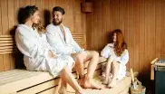 Drei Leute entspannen in der Sauna