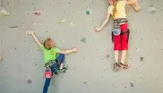 Kinder an der Kletterwand