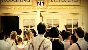 Besucher vor dem Wiesnzelt