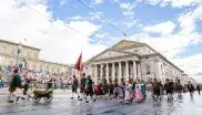 Trachten- und Schützenzug am Residenzplatz