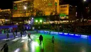 Eislaufen unter freiem Himmel beim Münchner Eiszauber am Stachus