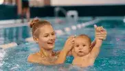 Babyschwimmen im Hallenbad
