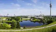Der Münchner Olympiapark im Sommer