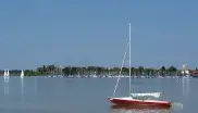 Ein Segelboot auf dem Chiemsee