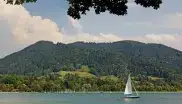Ein Segelboot auf dem Tegernsee