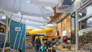 Verschiedene Händler auf dem Elisabethmarkt