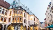 Das Hofbräuhaus am Platzl in der Abenddämmerung