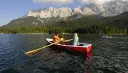 Familie im Ruderboot auf dem Eibsee
