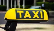 Taxi-Schild auf dem Dach eines Taxis