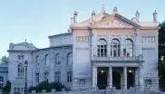 Das Prinzregententheater - Außenaufnahme des Gebäudes mit Eingang