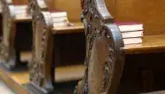 Gesangsbücher auf Kirchbänken im Innenraum einer Kirche