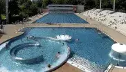 Überblick über die Schwimmbecken im Freibad Dantebad