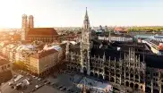 Panorama der Innenstadt mit Blick auf das Rathaus in der Abendsonne