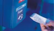 Gültige Fahrkarte des MVV wird an einem Stempelautomat entwertet.