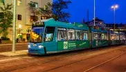 Tram 20 fährt am Abend nahe des Stachus