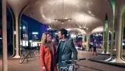 Mann und Frau an der Münchner Freiheit mit einem MVG Rad