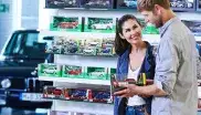 Ein Mann und eine Frau im Museumsshop des BMW Museums