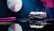 Die Produktstudio iVision Circular von BMW steht auf der IAA Mobility 2021 auf einer Bühne vor einer Leinwand.