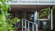 Eingang zur Franz-Auweck-Abendschule in Neuhausen