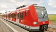 Eine rote S-Bahn steht an einme Bahnsteig zur Abfahrt bereit