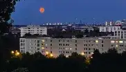 Nächtlicher Blick auf den Roten Mond vom Olympiaberg aus. 