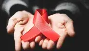 Die Rote Schleife ist weltweit ein Symbol der Solidarität mit HIV-Infizierten und AIDS-Kranken