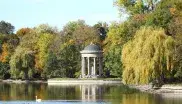 Der Apollotempel im Nymphenburger Schlosspark am Ufer des Badenburger Sees