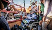 Eine Besucherin im Rollstuhl auf der Wiesn