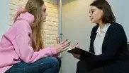 Frauen im Beratungsgespräch