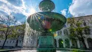 Der Geschwister-Scholl-Brunnen vor der Ludwig-Maximilians-Universität