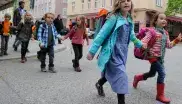 Kinder gehen zu Fuß in die Schule
