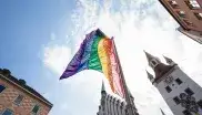 Regenbogenfahne weht beim Christopher Street Day auf dem Marienplatz