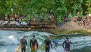 Tollkühne Surfer reiten die Eisbachwelle