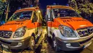 Zwei Rettungswägen warten in der Nacht auf einen Einsatz