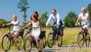 Eine Familie macht einen Ausflug mit dem Rad