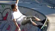 Ein junger Mann skatet in der Skateanlage am Fasaneriesee