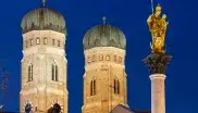 Die Mariensäule, im Hintergrund die Türme der Frauenkirche