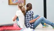 Junge Besucher*innen sitzen im Lenbachhaus