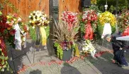Blumenkränze stehen vor dem Denkmal zum Oktoberfestattentat von 1980.